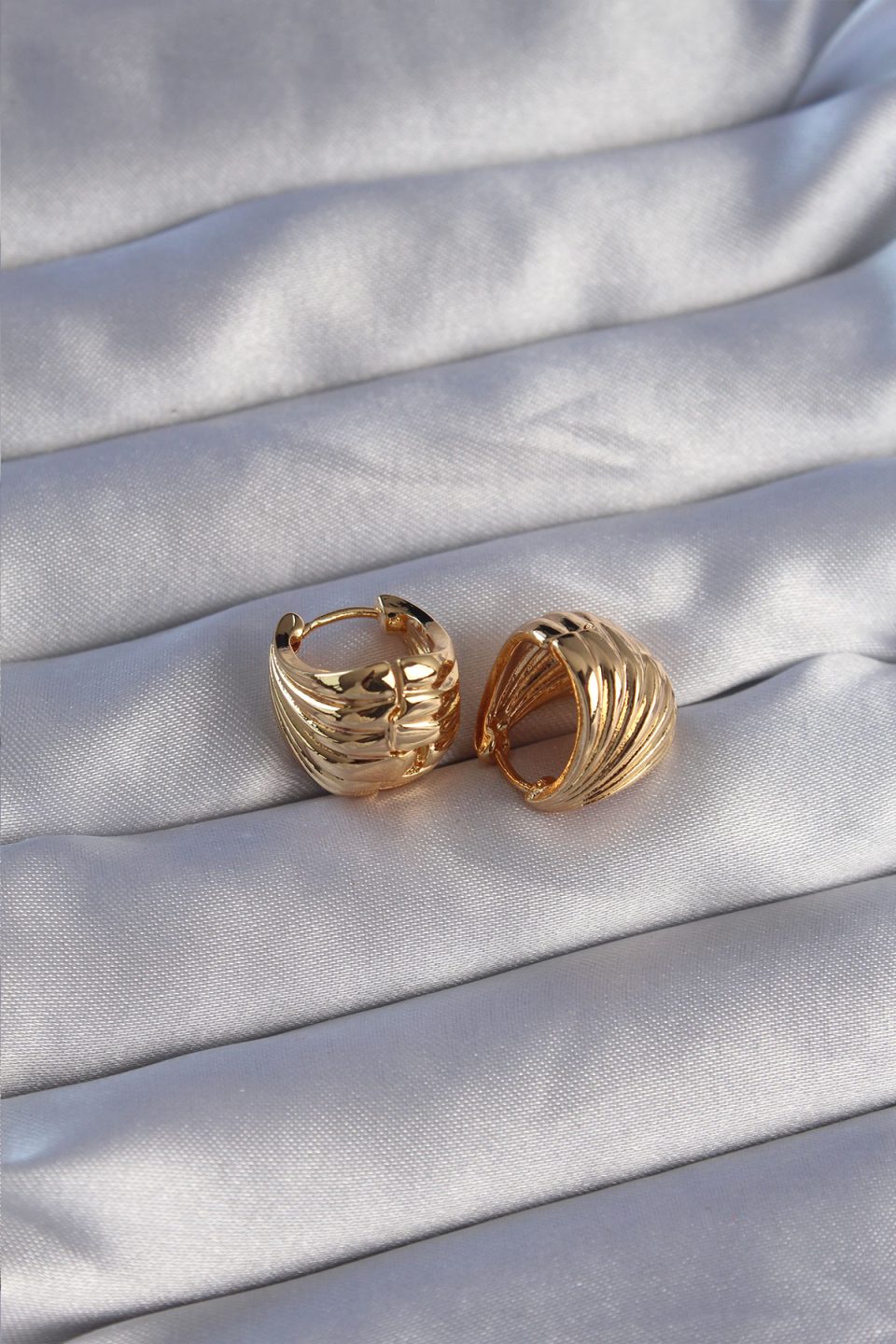 Shekka Pirinç Gold Renk Tırtıklı Minimal Bombeli Tasarım Küpe — görsel 2