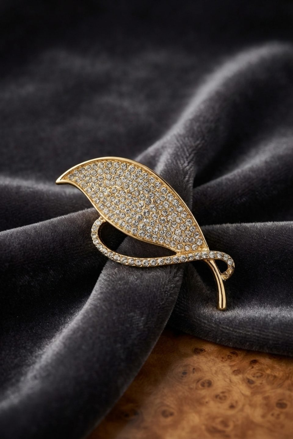 Shekka Gold Renk Zirkon Taşlı Yaprak Model Broş