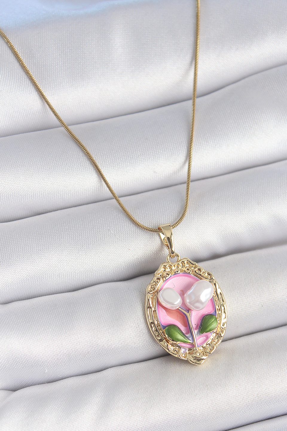 Shekka 316L Çelik Gold Renk Zincir Pembe Mineli İncili Çiçek İşlemeli Portre Model Kadın Kolye