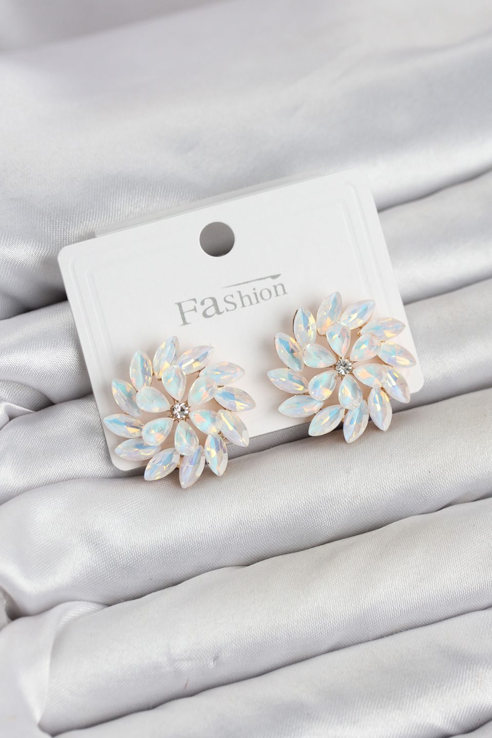 Shekka Beyaz Renk Kristal Taşlı Çiçek Model Kadın Küpe