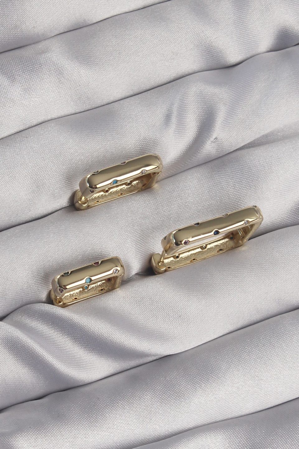 Shekka Pirinç Gold Renk Renkli Zirkon Taşlı Kare Model Küpe Seti — görsel 2