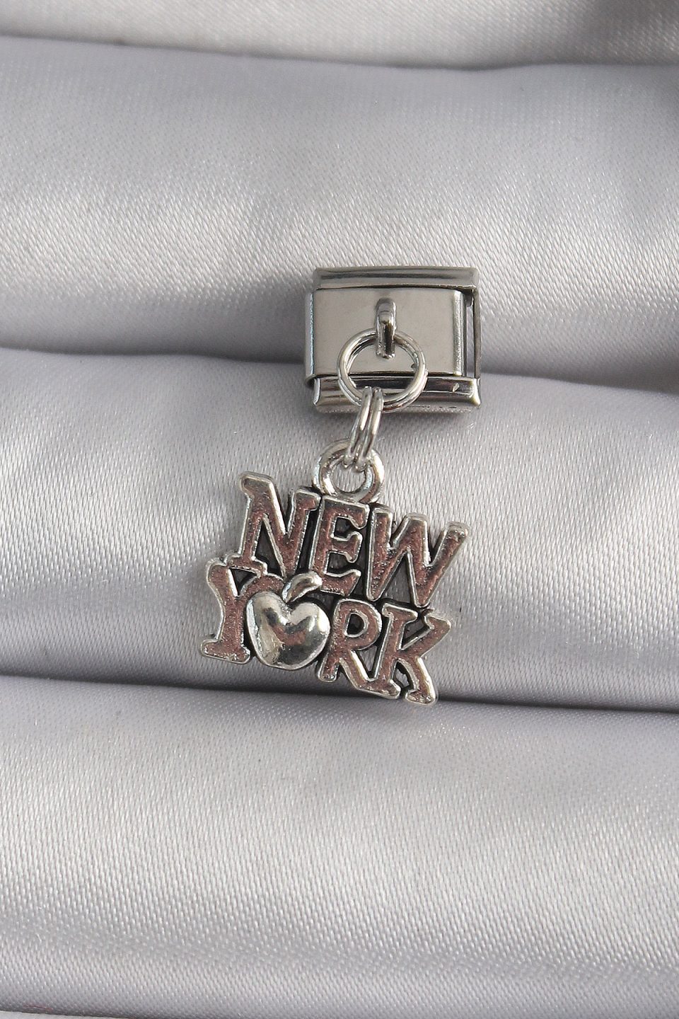 Shekka 316L Çelik Gümüş Renk Sallantı New York Yazı Model Nomination Charm