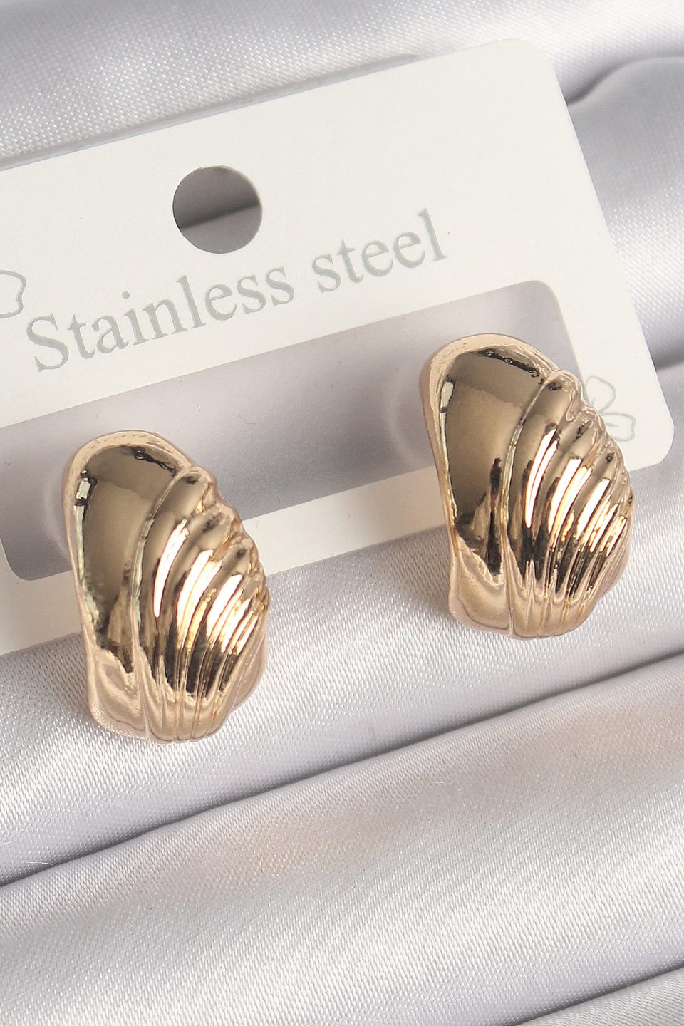 Shekka Pirinç Gold Renk İşleme Detaylı Yarım Halka Model Kadın Küpe