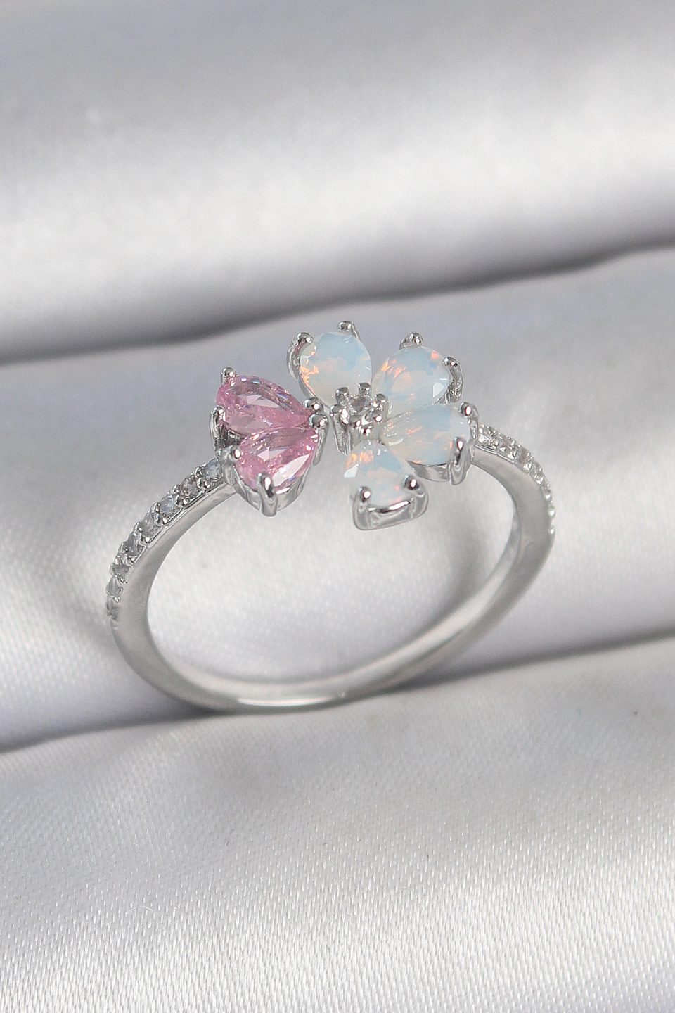 Shekka Pirinç Gümüş Renk Beyaz Mineli Pembe Zirkon Taşlı Çiçek Model Kadın Yüzük