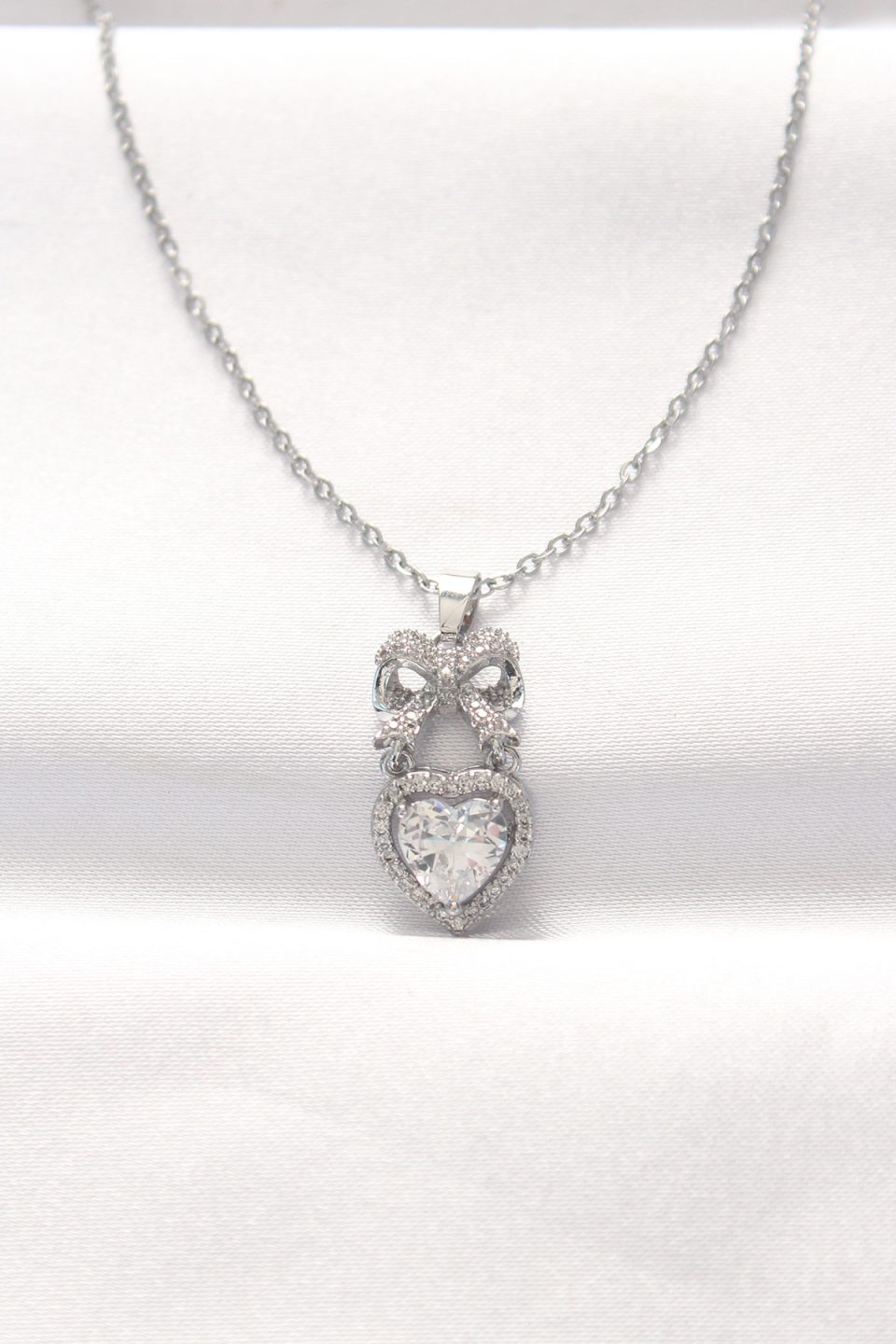 Shekka 316L Çelik Silver Renk Zirkon Taşlı Kalpli Fiyonk Kolye