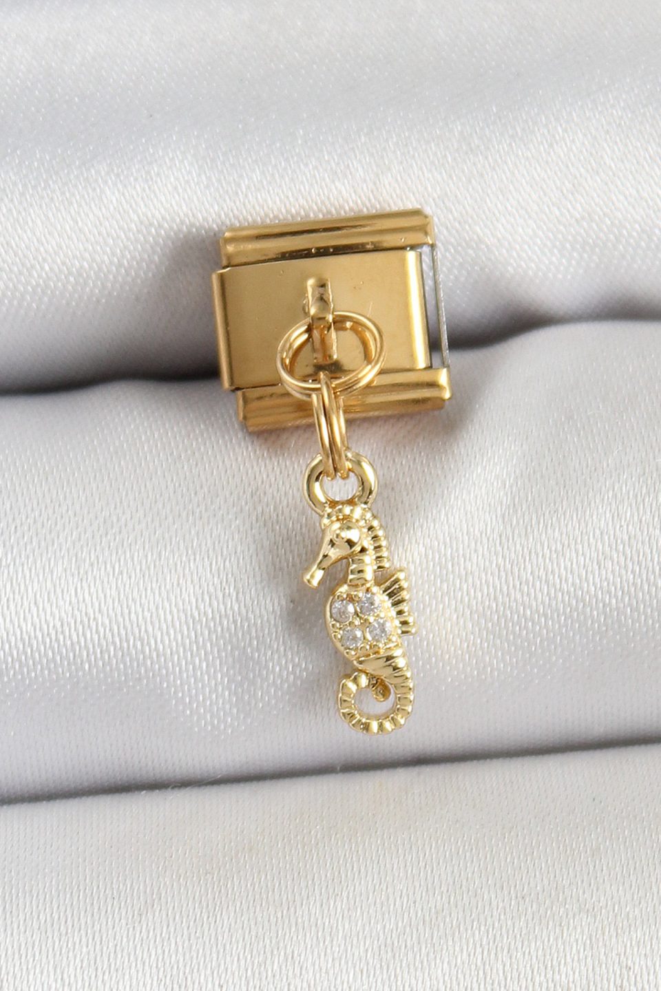 Shekka 316L Çelik Sallantılı Zirkon Taşlı Deniz Atı Model Gold Renk Nomination Charm