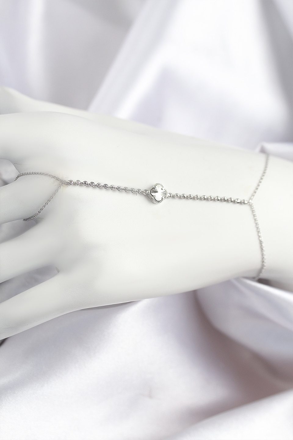 Shekka Pirinç Zirkon Taşlı Yonca Model Gümüş Renk Şahmeran