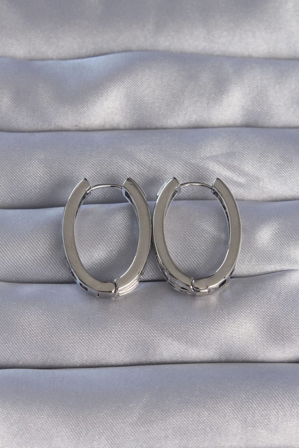 Shekka Pirinç Gümüş Renk Zirkon Taşlı Oval Model Küpe — görsel 2
