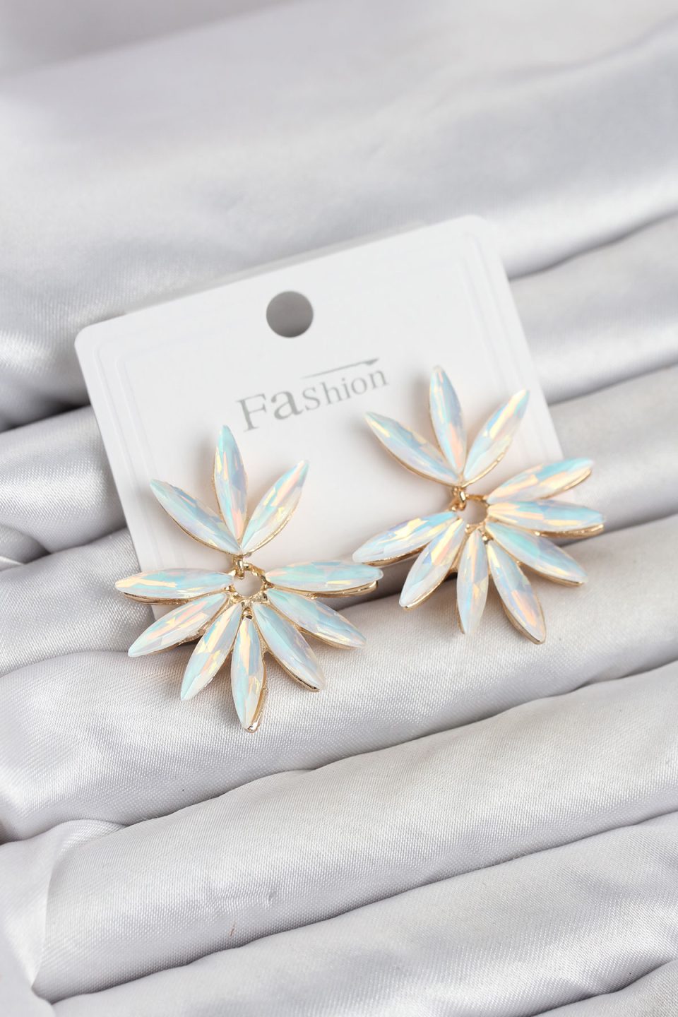 Shekka Beyaz Renk Kristal Taşlı Lotus Model Kadın Küpe