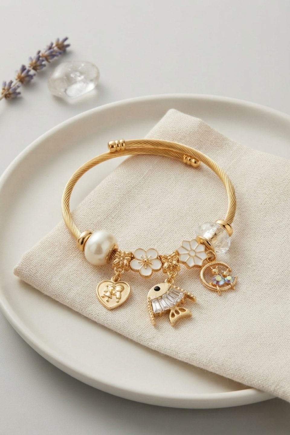 Shekka Balık Charmlı Beyaz Renk Gold Bileklik