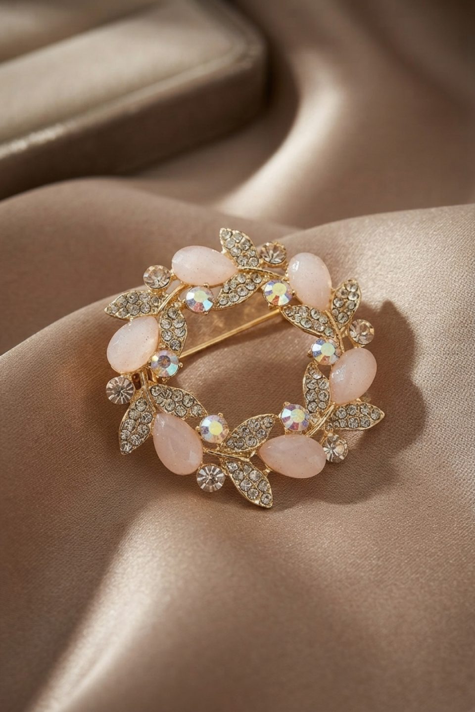 Shekka Gold Pembe Detaylı Zirkon Taşlı Broş