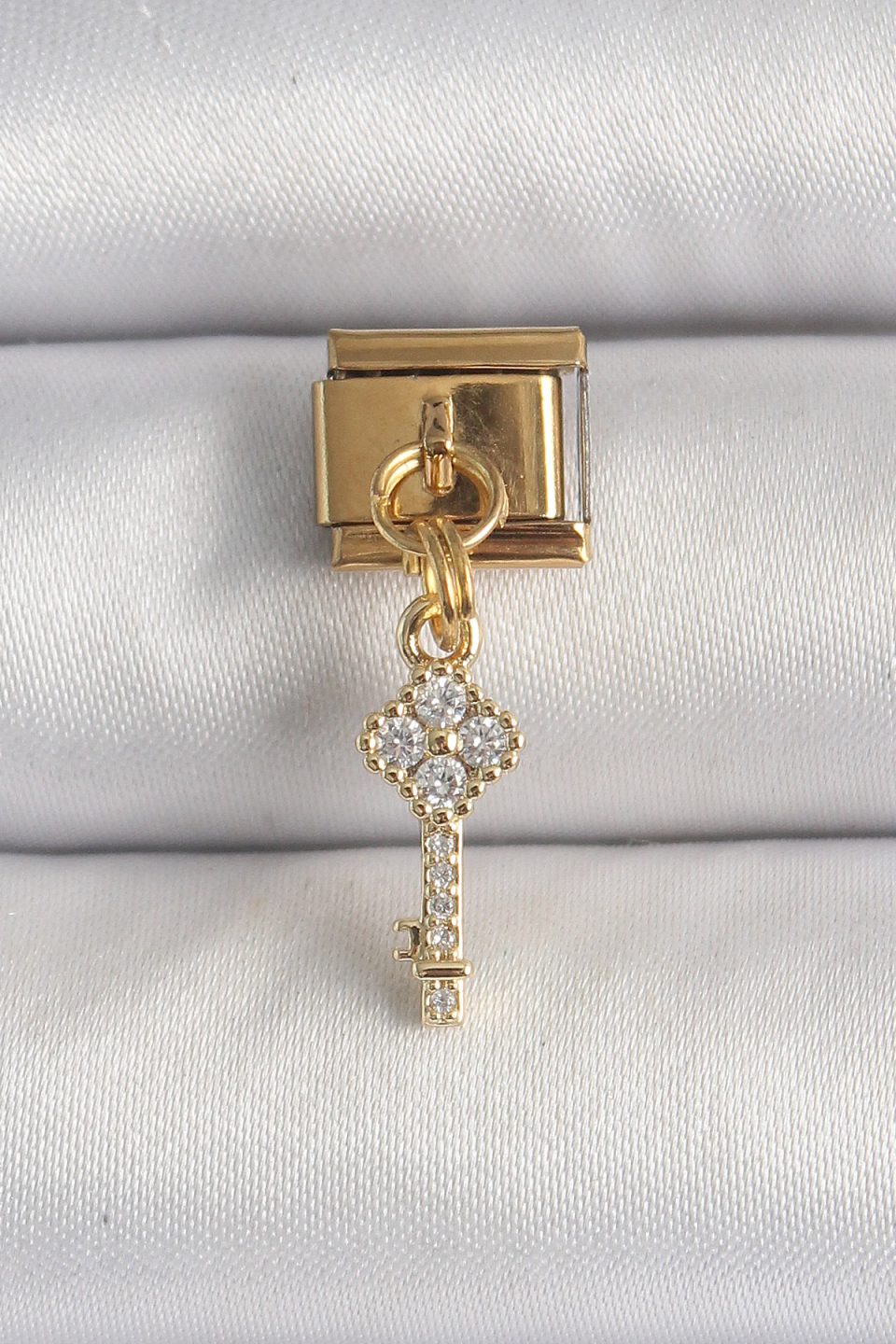 Shekka 316L Çelik Gold Renk Sallantı Zirkon Taşlı Anahtar Model Nomination Charm