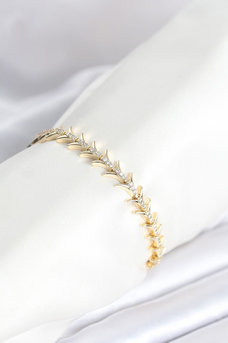 Shekka Pirinç Gold Renk Balık Sırtı Model Zirkon Taşlı Kadın Bileklik