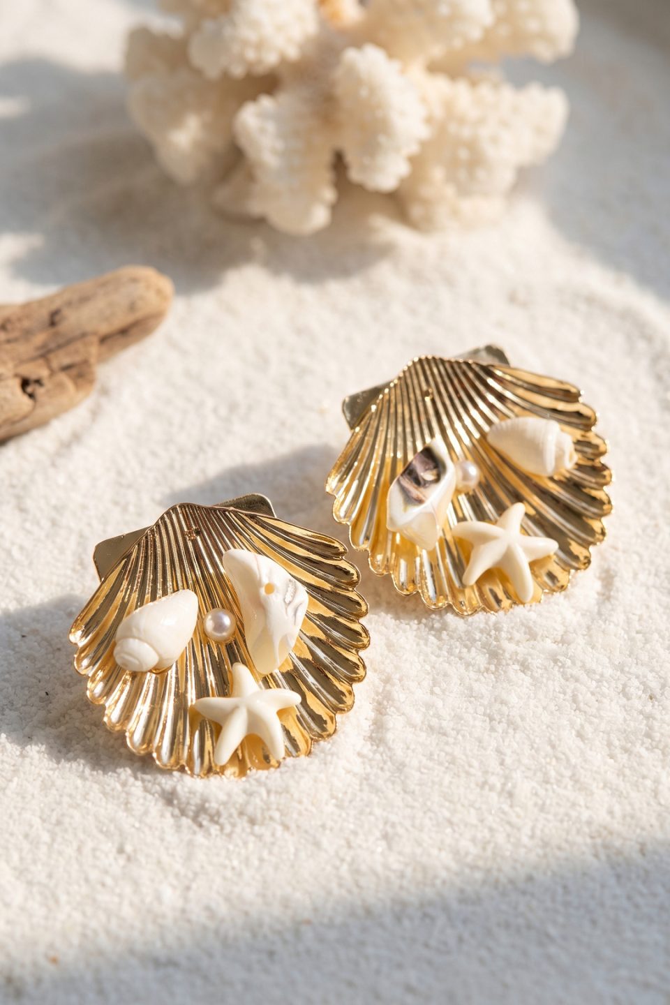 Shekka Gold Renk Deniz Kabuğu Deniz Yıldızı ve Beyaz Taş Detaylı Küpe