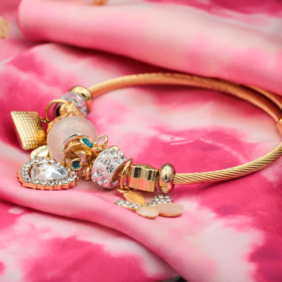 Shekka Kelebek Kalp Kilit ve Çiçek Figürlü Taşlı Gold Charm Bileklik
