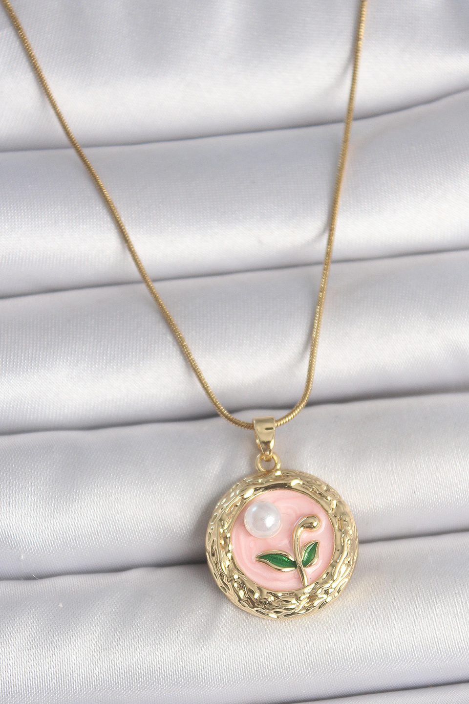 Shekka 316L Çelik Gold Renk Zincir Pembe Çiçek İşlemeli inci Detay Portre Model Kadın Kolye
