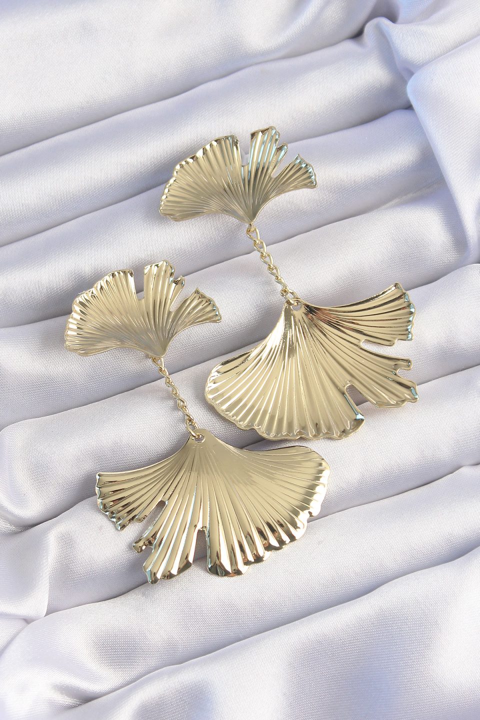Shekka Pirinç Gold Renk Tırtıklı Yaprak Model Sallantılı Küpe