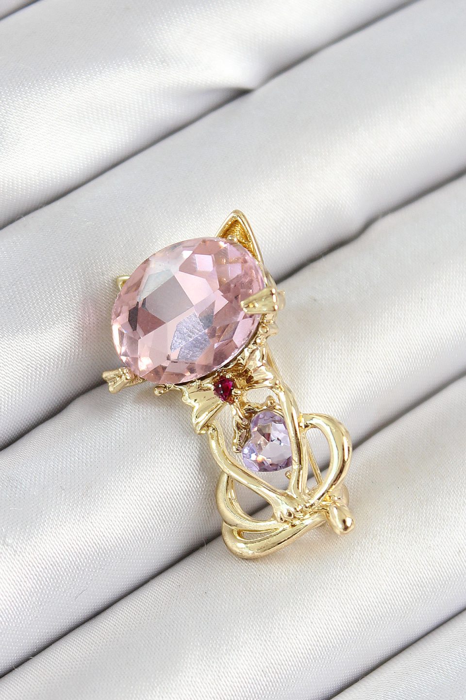 Shekka Pembe Zirkon Taşlı Kap Detaylı Kedi Figürlü Gold Renk Kadın Broş