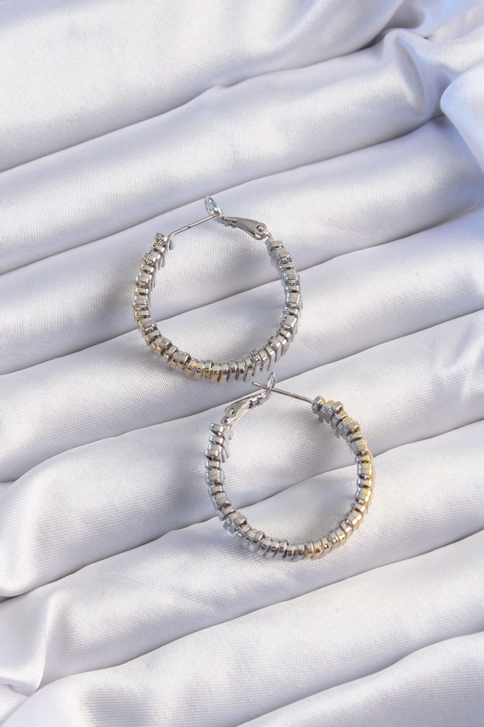 Shekka Pirinç Gold Gümüş Renkli Tırtıklı Halka Küpe — görsel 2