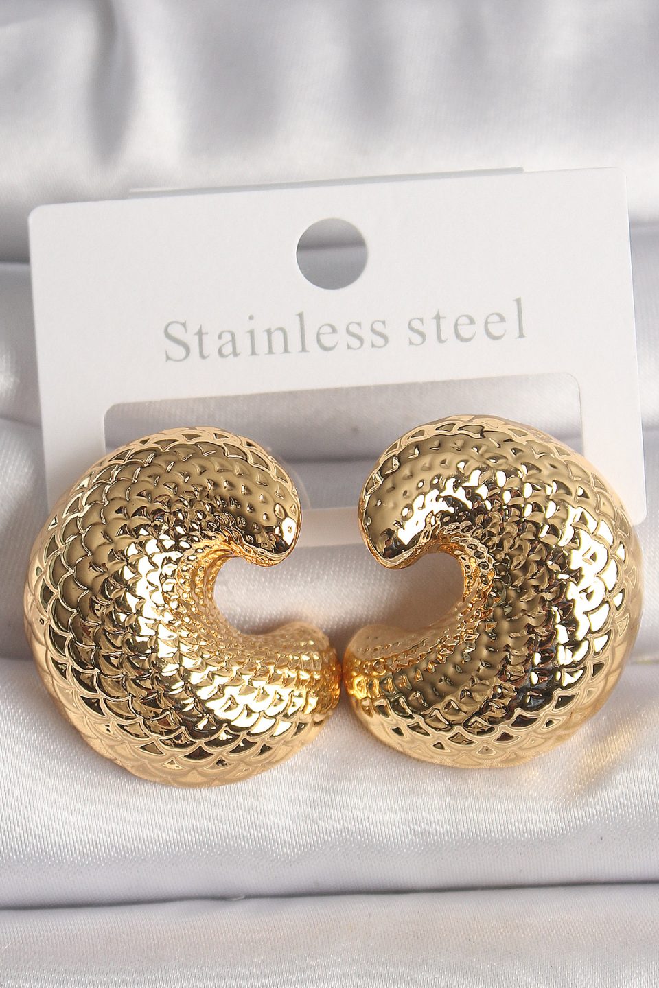 Shekka Pirinç Gold Renk Yılan Sırtı İşlemeli Yarım Halka Model Kadın Küpe