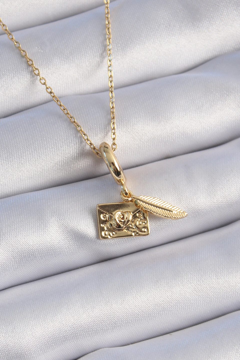 Shekka 316L Çelik Gold Renk Kalp Detay Mektup Figür Charm Model Kadın Kolye