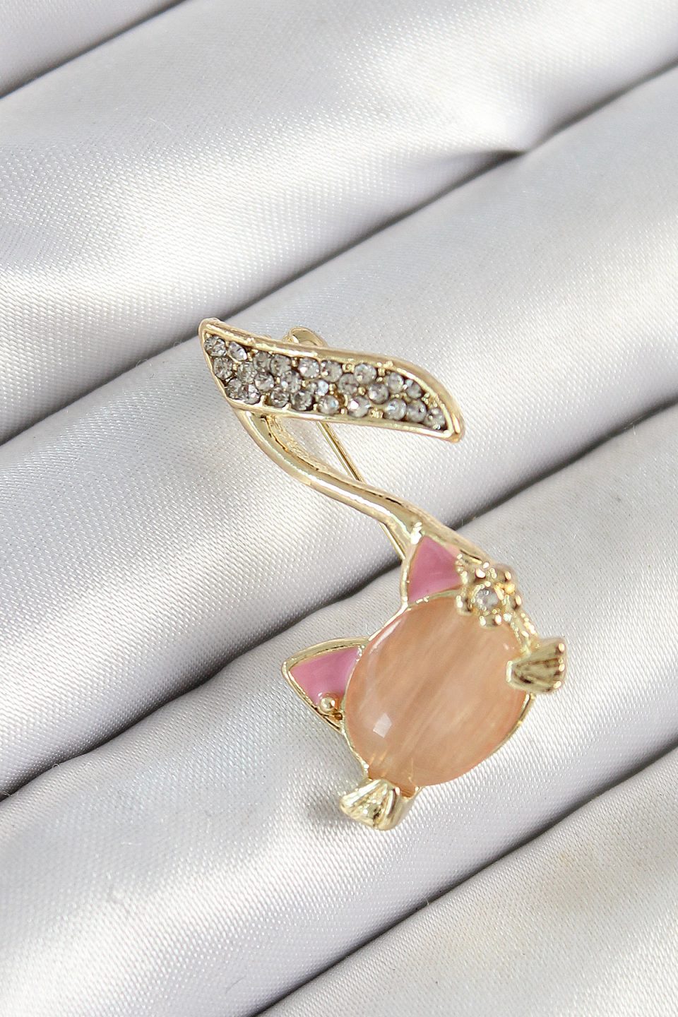 Shekka Zirkon Taşlı 3D Kedi Detaylı Nota Figürlü Gold Renk Kadın Broş