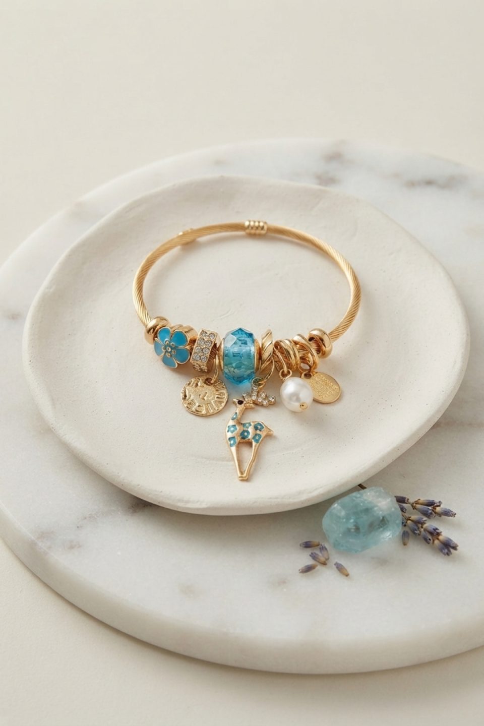 Shekka Geyik Model Gold Renk Mavi Charmlı Bileklik