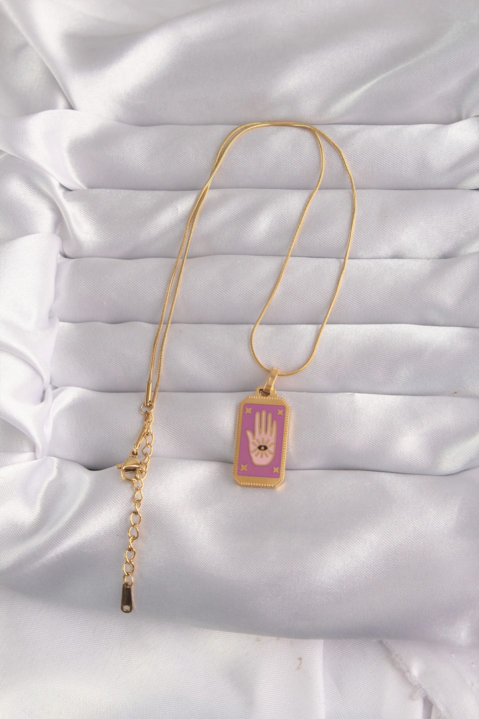 Shekka 316L Çelik Gold Renk Mor Mineli El Figür Tarot Kolye — görsel 2