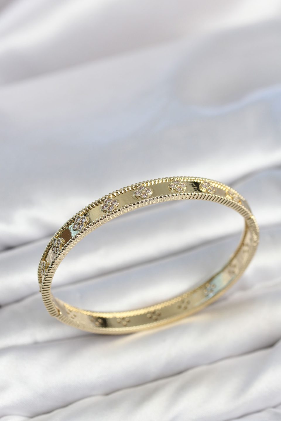 Shekka Gold Renk Pirinç Yonca Model Zirkon Taşlı Kadın Kelepçe Bileklik