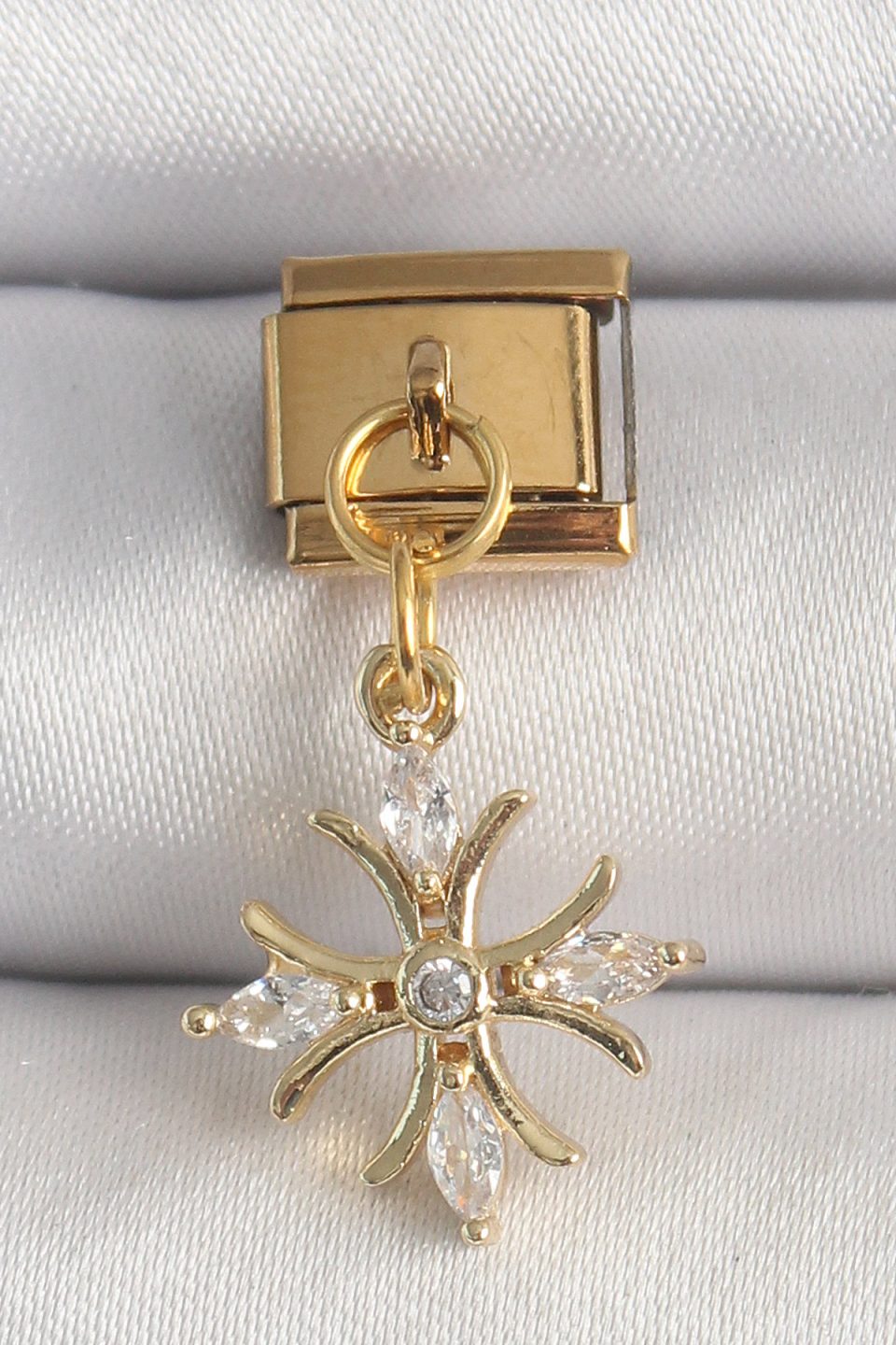 Shekka 316L Çelik Gold Renk Sallantı Zirkon Taşlı Kar Tanesi Model Nomination Charm