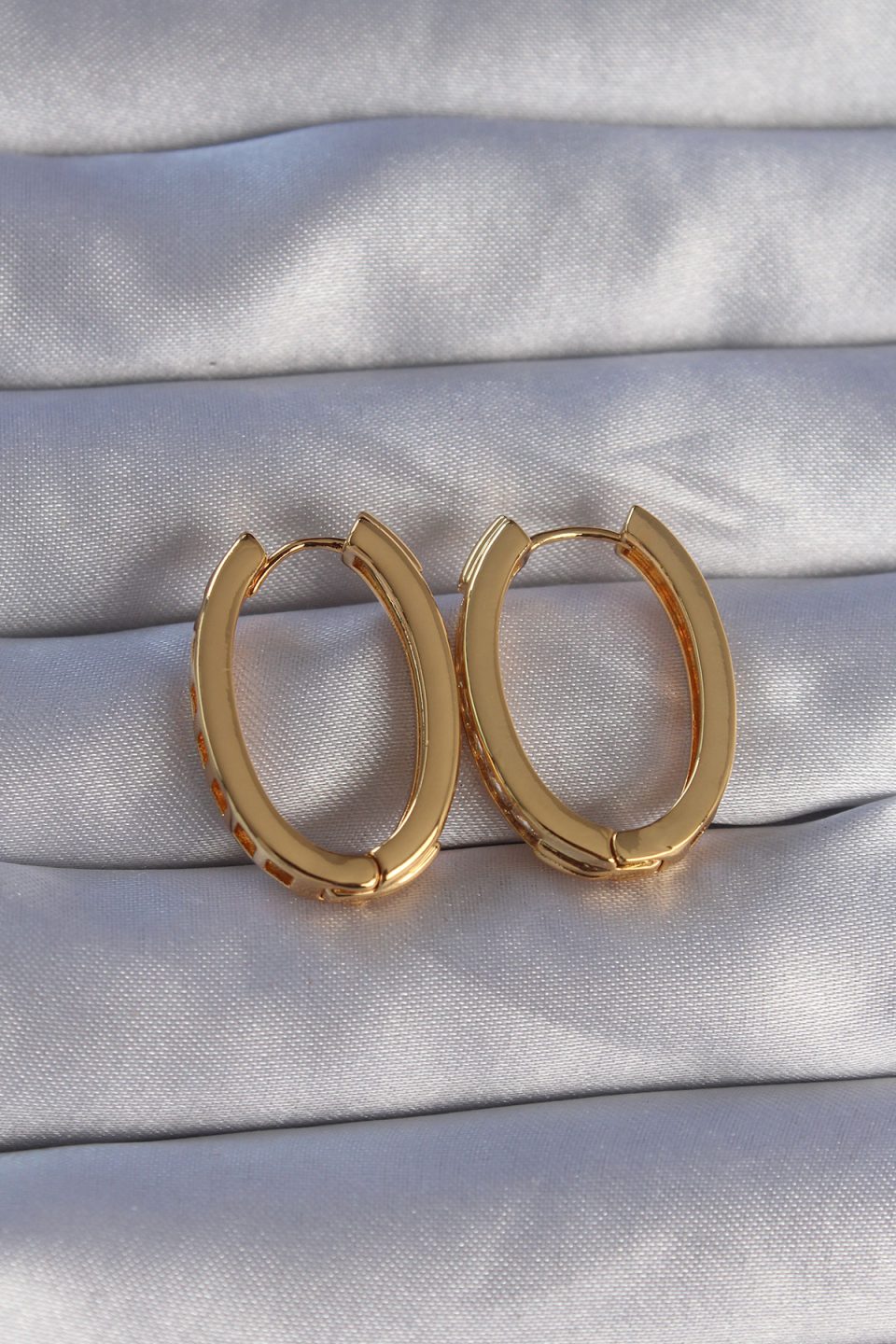 Shekka Pirinç Gold Renk Zirkon Taşlı Oval Model Küpe — görsel 2