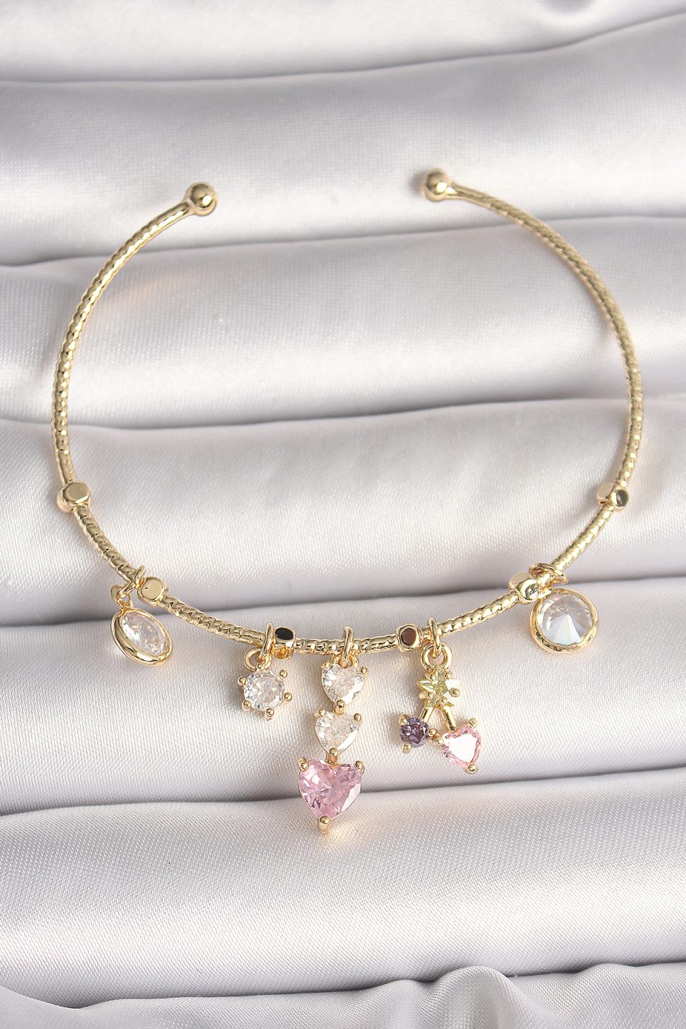 Shekka Pirinç Gold Renk Sallantı Zirkon Taşlı Kalp Figür Pembe Kalp Detay Charm Kadın Bileklik