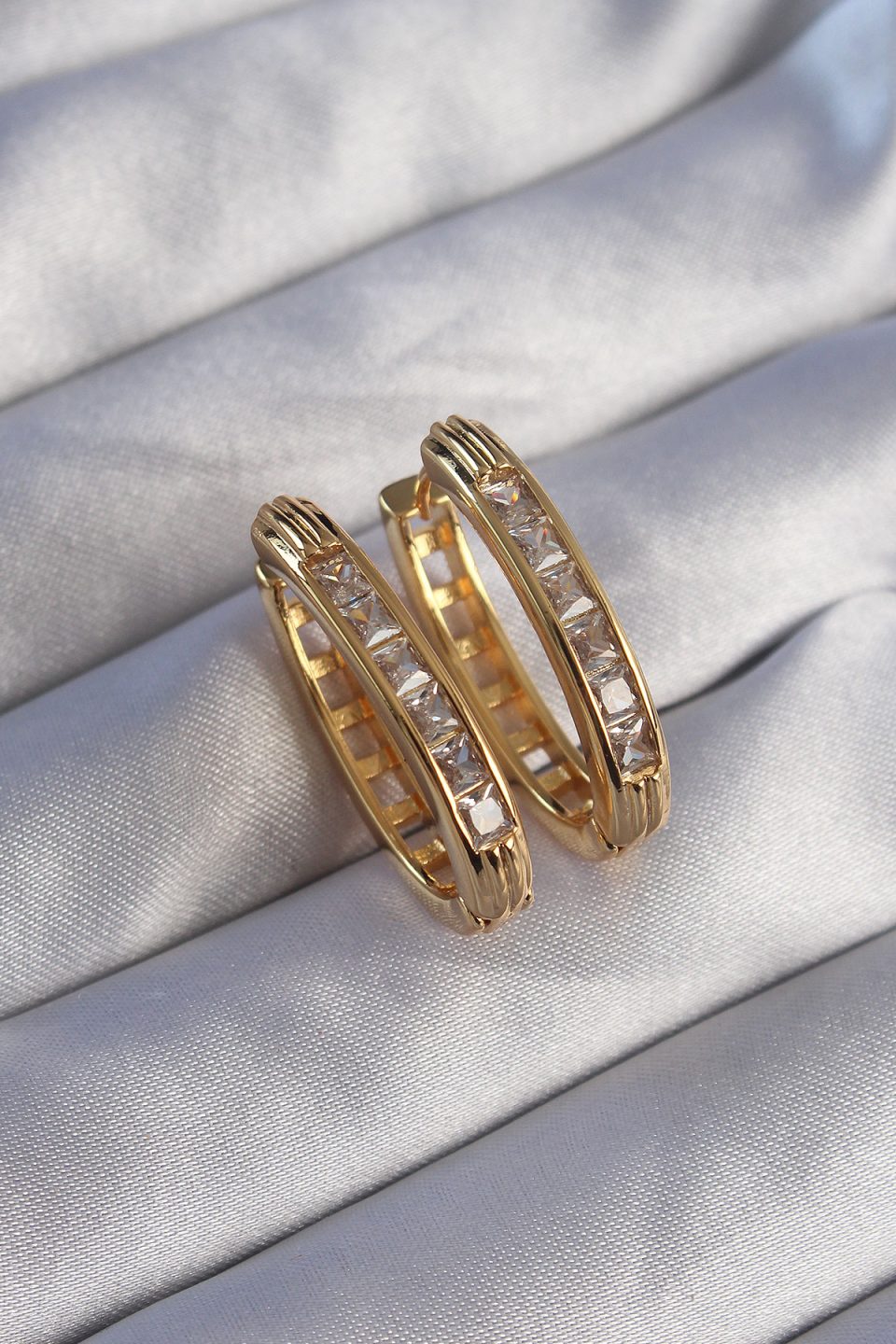 Shekka Pirinç Gold Renk Zirkon Taşlı Oval Model Küpe