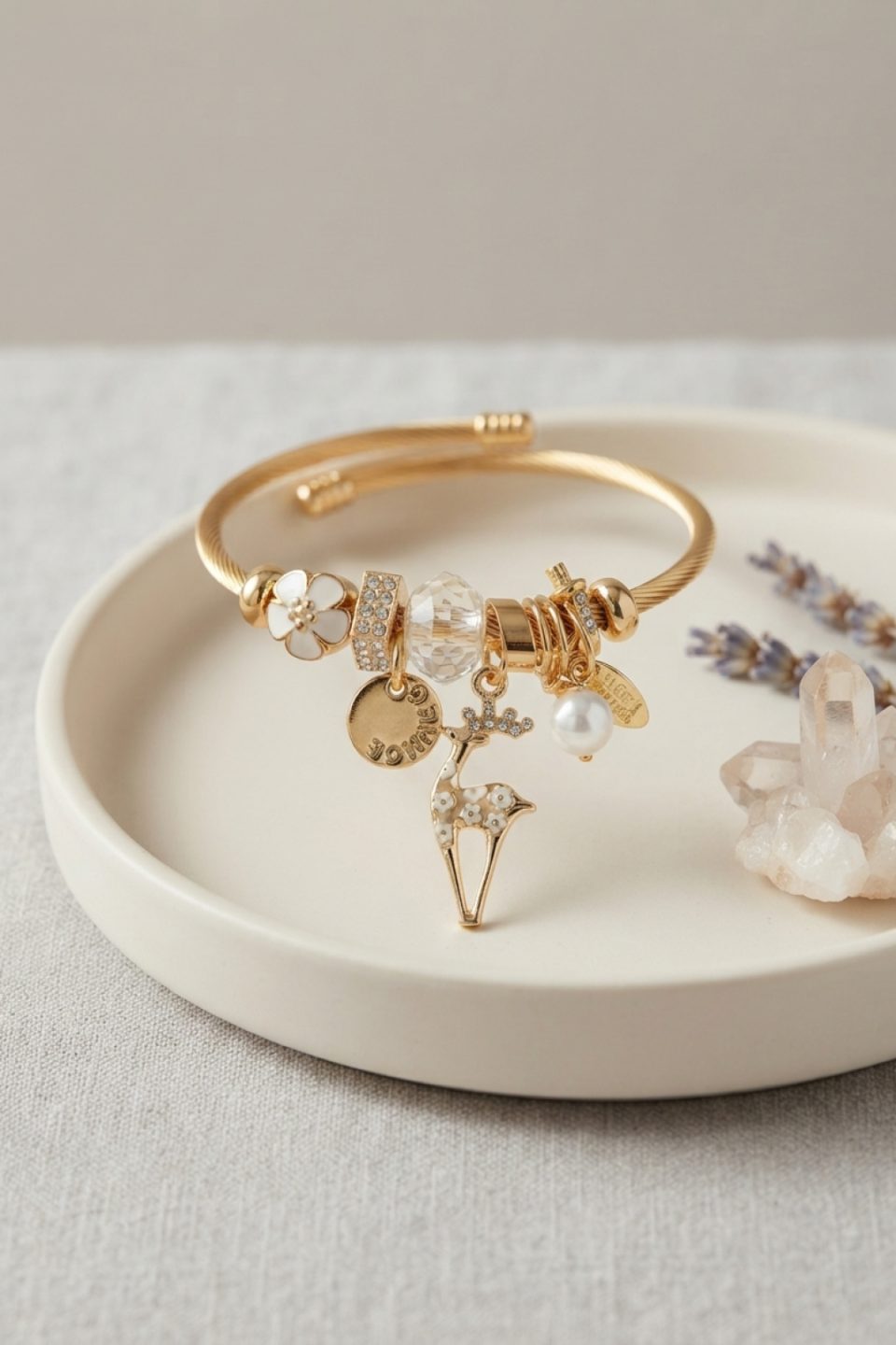Shekka Geyik Model Gold Renk Beyaz Charmlı Bileklik