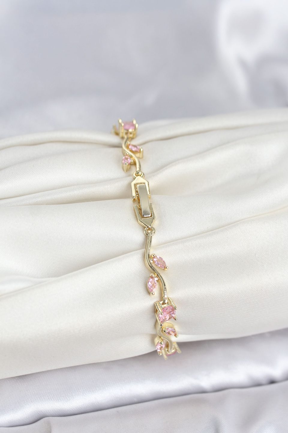 Shekka Pirinç Gold Renk Pembe Zirkon Taşlı Çiçek Model Kadın Bileklik — görsel 2