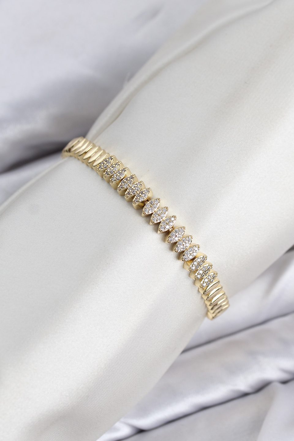 Shekka CM Arpa Model Zirkon Taşlı VIP Seri Gold Renk Pirinç Kadın Bileklik