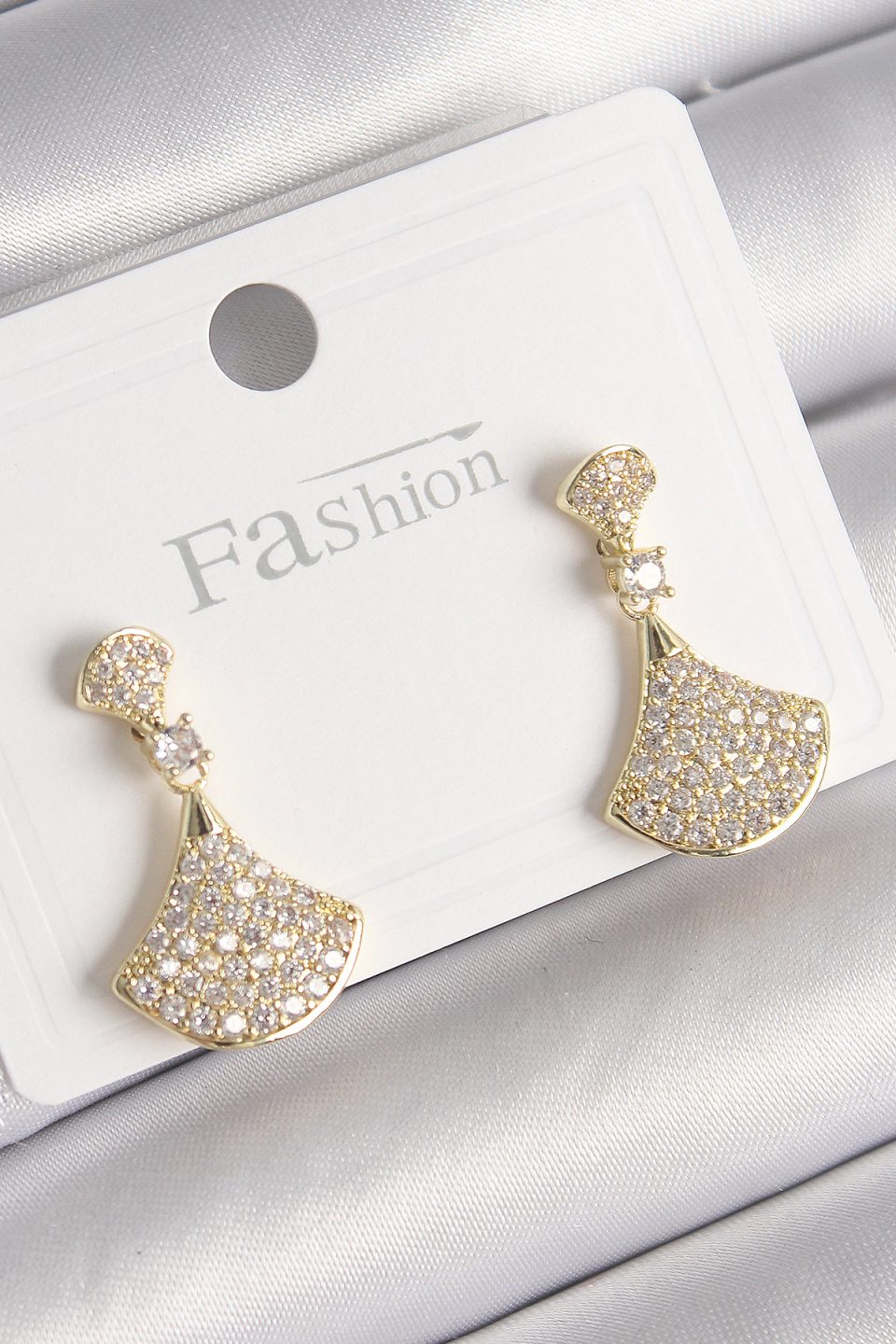 Shekka Pirinç Gold Renk Zirkon Taşlı Motif Model Kadın Küpe
