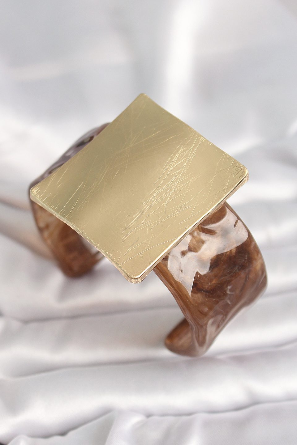 Shekka Kahverengi Mermer Desen Akrilik Plastik Gold Kare Plaka Model Vintage Kadın Bilezik