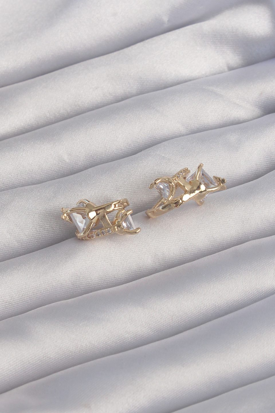 Shekka Pirinç Gold Renk İri Zirkon Taşlı Kıvrımlı Minimal Kelebekli Halka Küpe