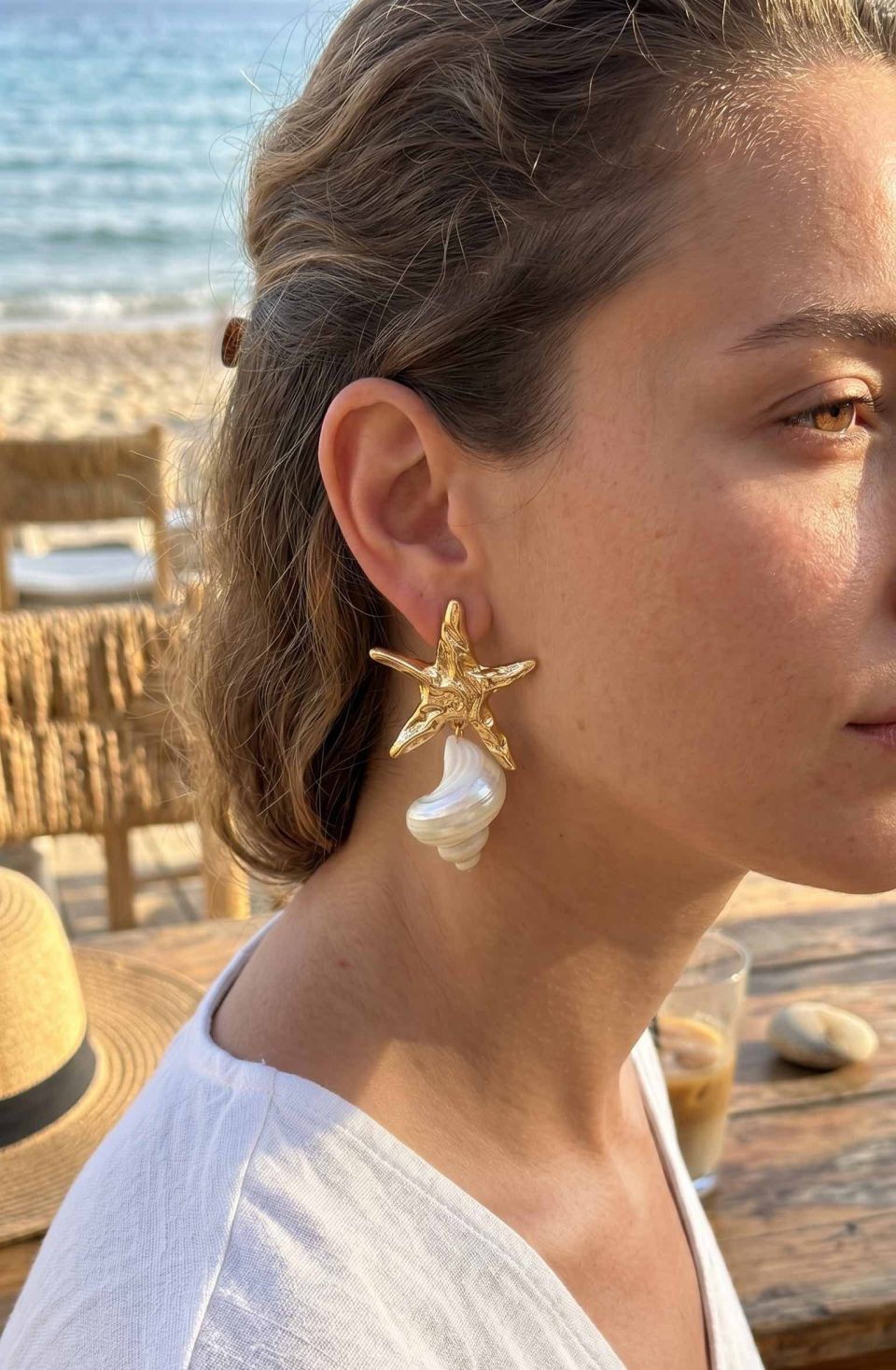 Shekka Doğal Deniz Kabuğu ve Gold Renk Yıldız Model Kadın Küpe