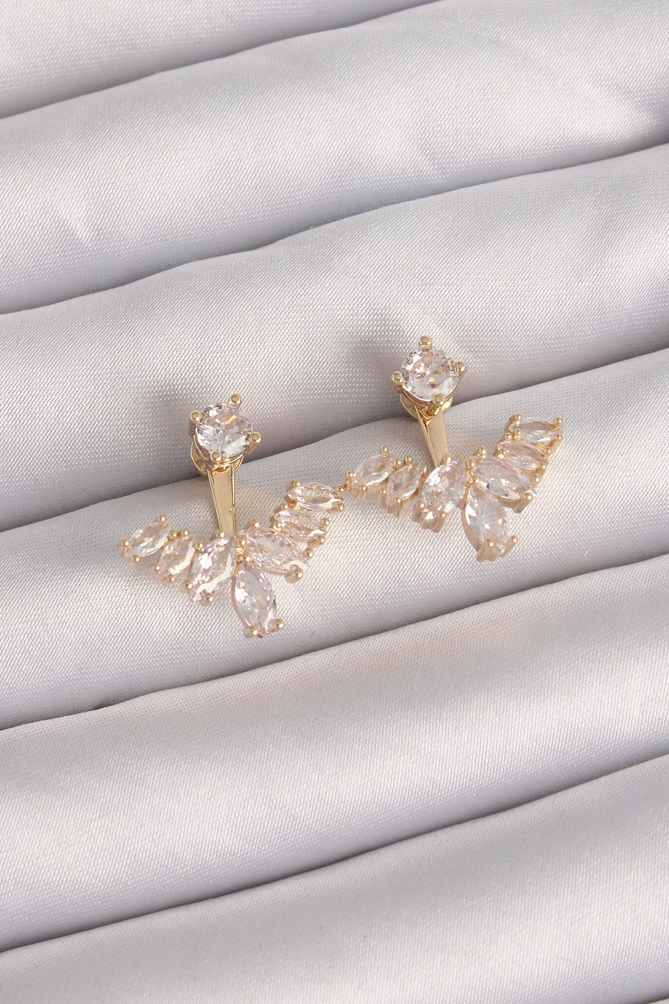 Shekka Pirinç Gold Renk Zirkon Taşlı V Model Küpe