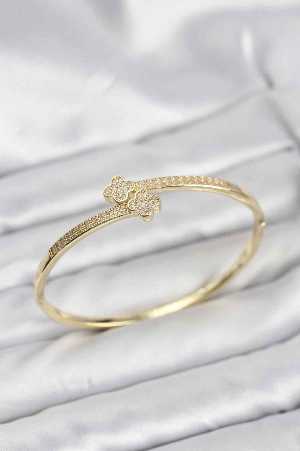 Shekka Pirinç Gold Renk Zirkon Taşlı Yonca Model Kadın Kelepçe Bileklik