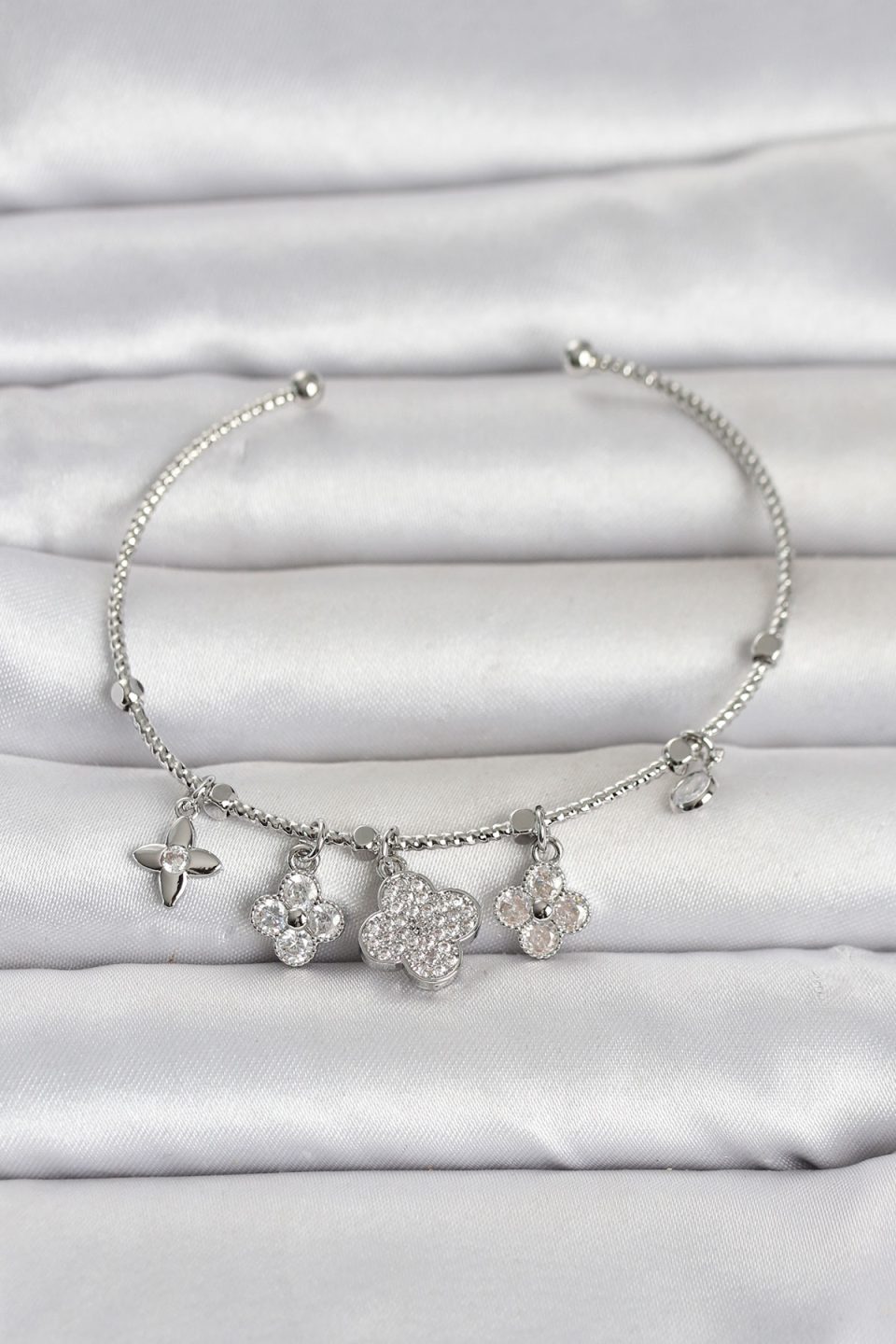 Shekka Gümüş Renk Pirinç Yonca Detaylı Charmlı Kadın Bileklik