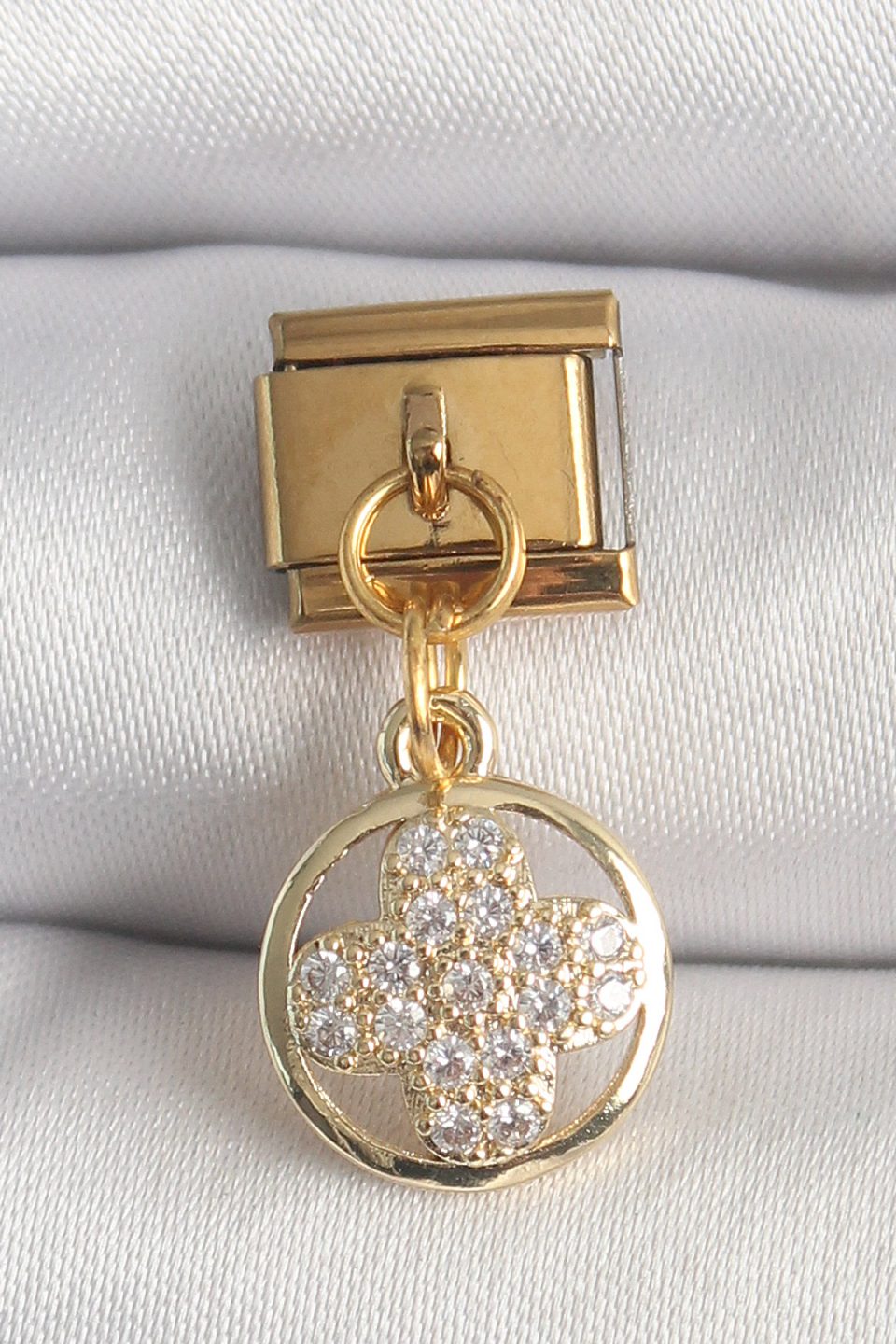 Shekka 316L Çelik Gold Renk Sallantı Zirkon Taşlı Yonca Model Nomination Charm