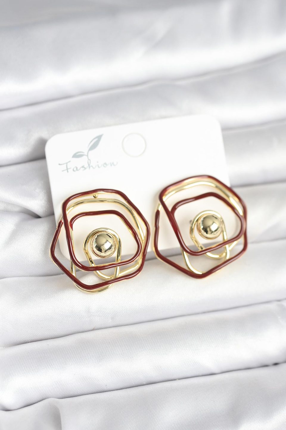 Shekka Pirinç Gold Renk Bordo Mineli Geometrik Gül Model Kadın Küpe