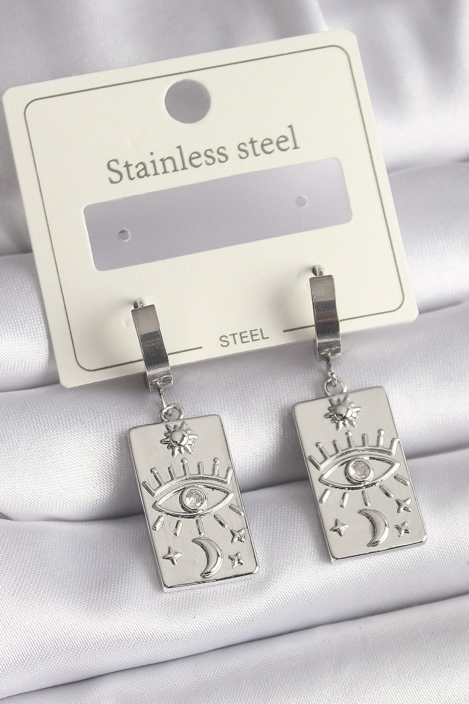 Shekka 316L Çelik Gümüş Renk Zirkon Taşlı Göz İşleme Detaylı Plaka Model Kadın Küpe