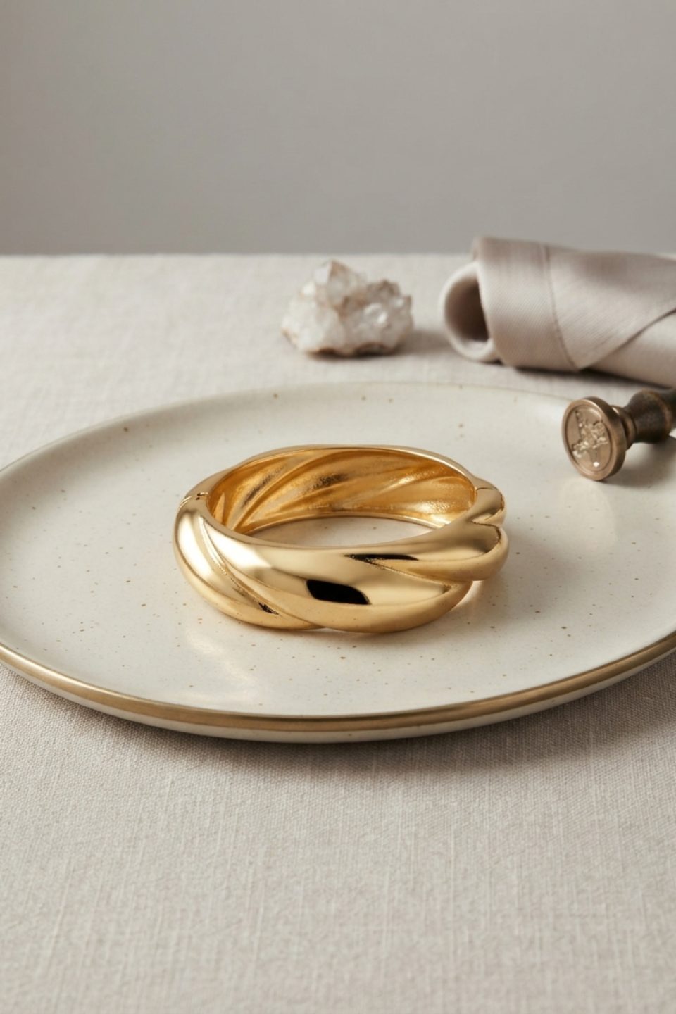 Shekka Gold Renk Pirinç Sarmal Model Vintage Kalın Kelepçe Bilezik