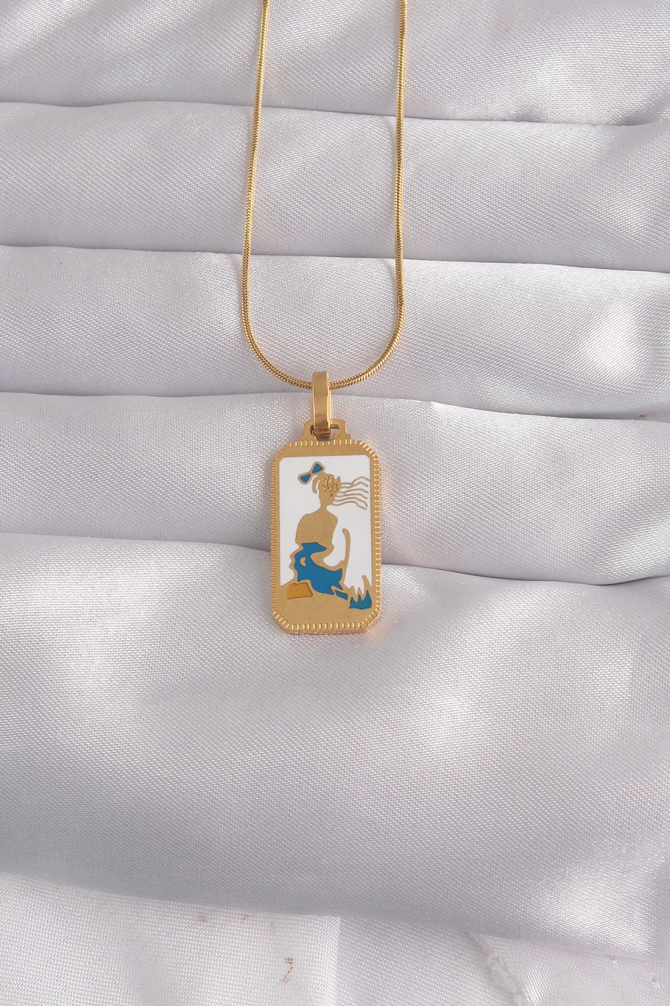 Shekka 316L Çelik Gold Renk Beyaz Mineli Kız Figür Tarot Kolye