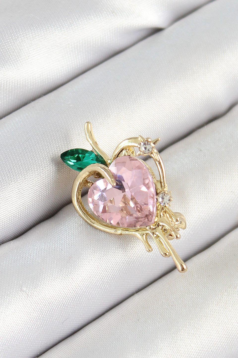 Shekka Pembe Ve Yeşil Zirkon Taşlı 3D Eriyen Kalp Figürlü Gold Renk Kadın Broş