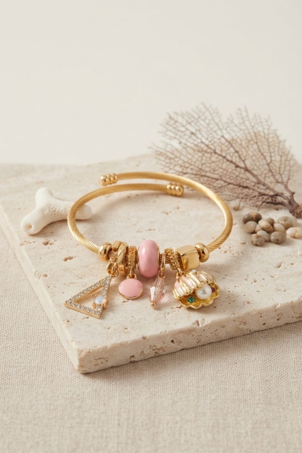 Shekka Pembe Deniz Kabuğu Model Gold Renk Charmlı Bileklik